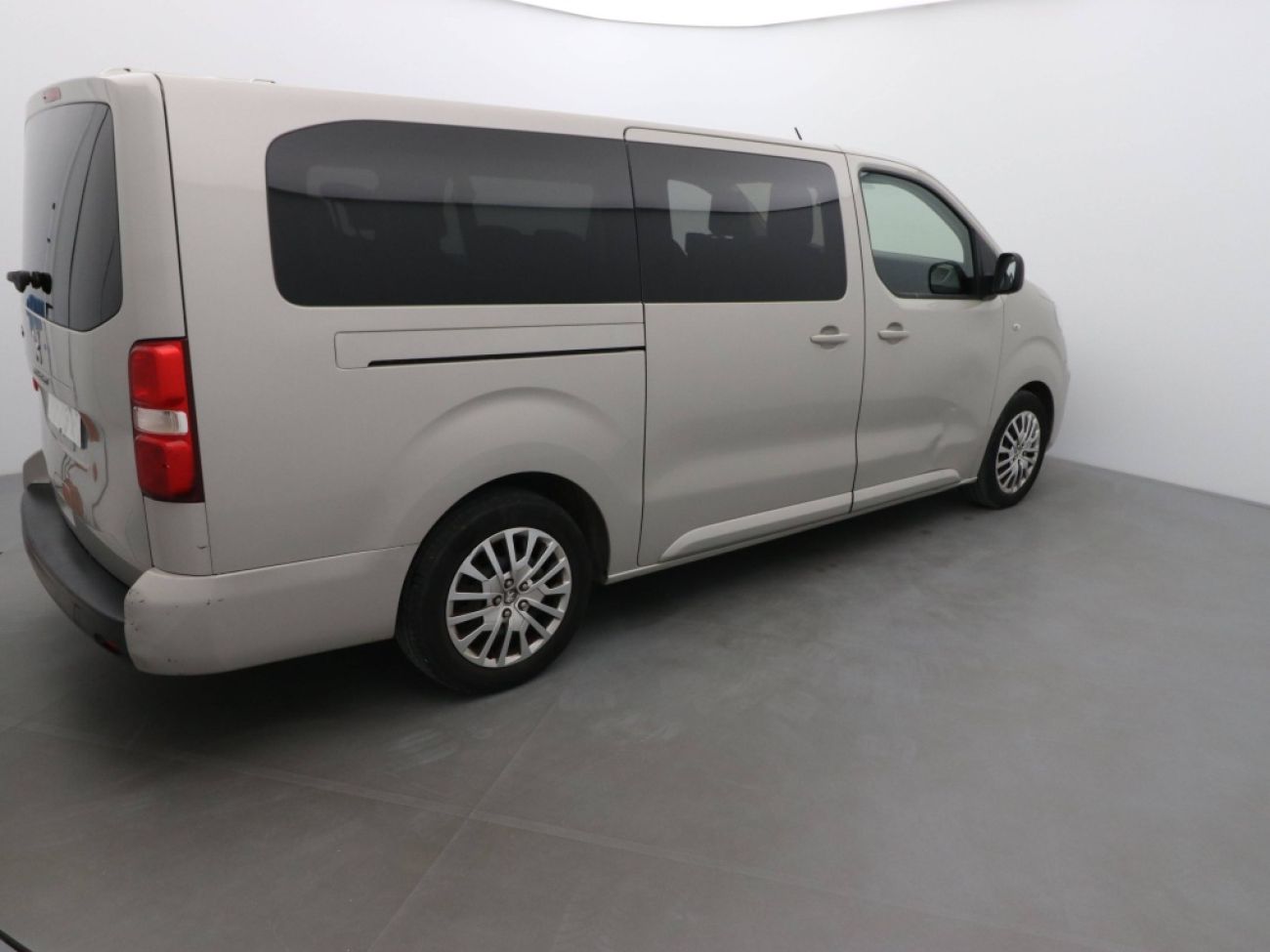 Mandataire PEUGEOT TRAVELLER 1.5 BLUEHDI 120CH S&S LONG BUSINESS 9 PLACES