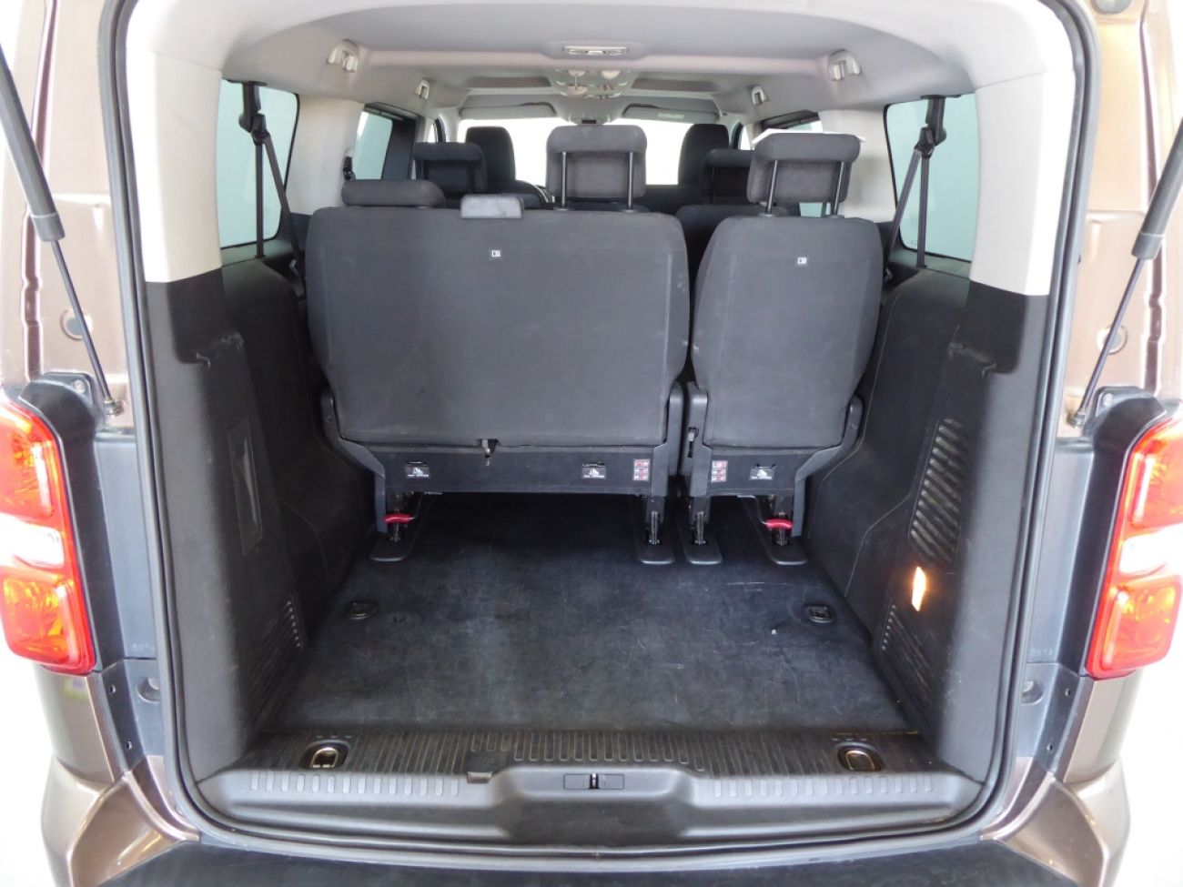 Mandataire PEUGEOT TRAVELLER 1.5 BLUEHDI 120CH S&S LONG BUSINESS 9 PLACES