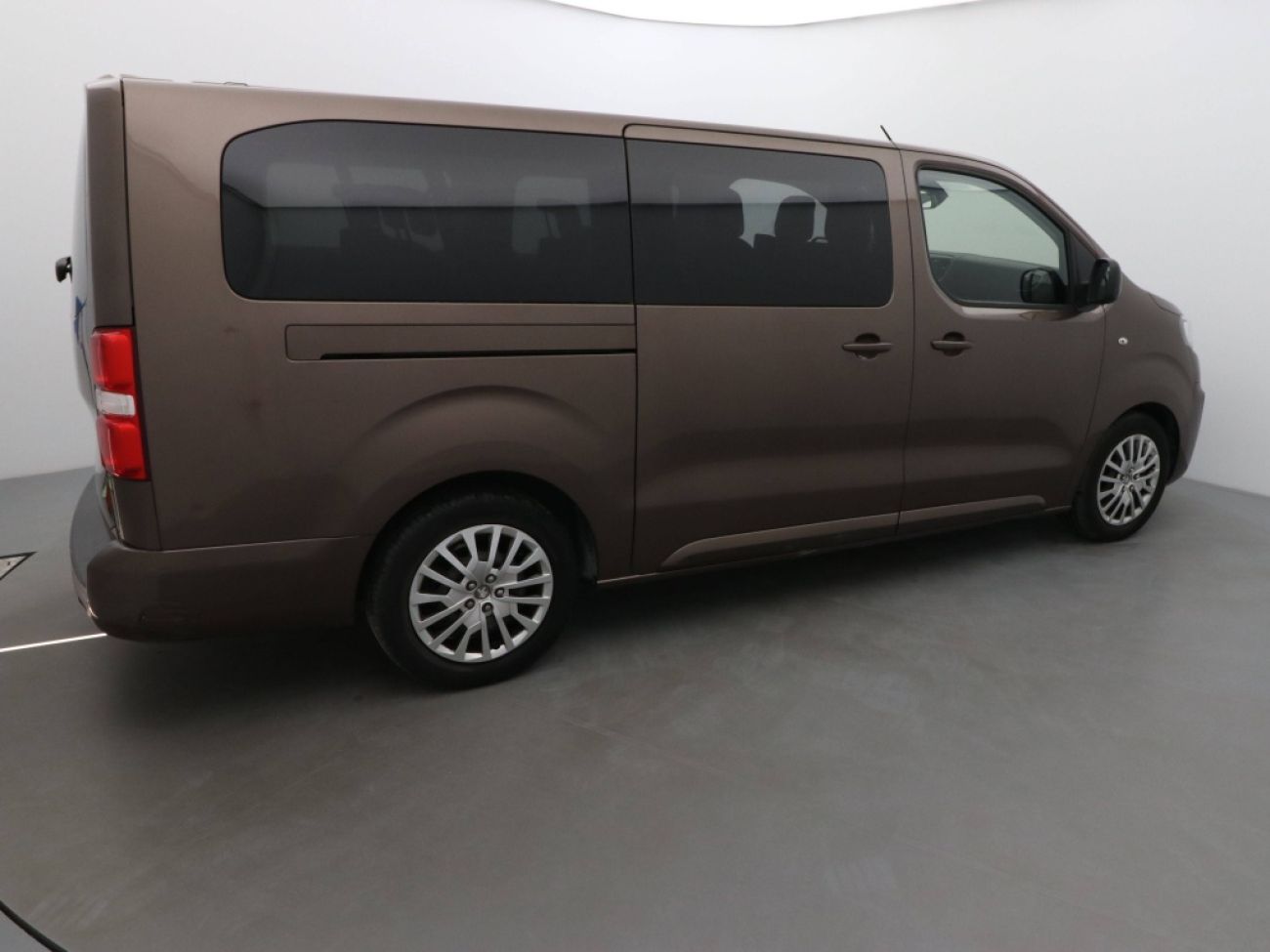 Mandataire PEUGEOT TRAVELLER 1.5 BLUEHDI 120CH S&S LONG BUSINESS 9 PLACES