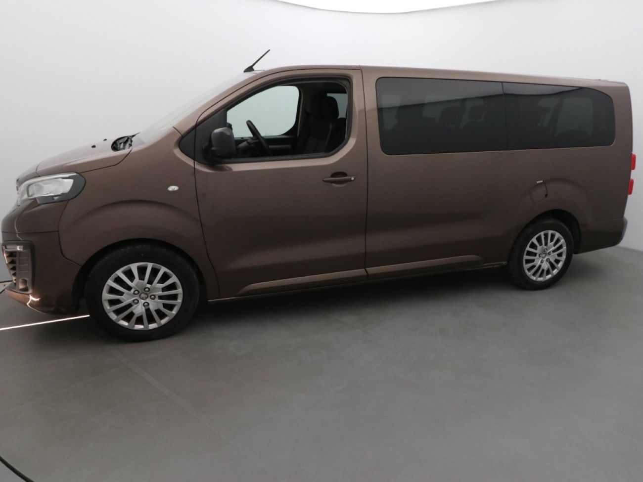 Mandataire PEUGEOT TRAVELLER 1.5 BLUEHDI 120CH S&S LONG BUSINESS 9 PLACES
