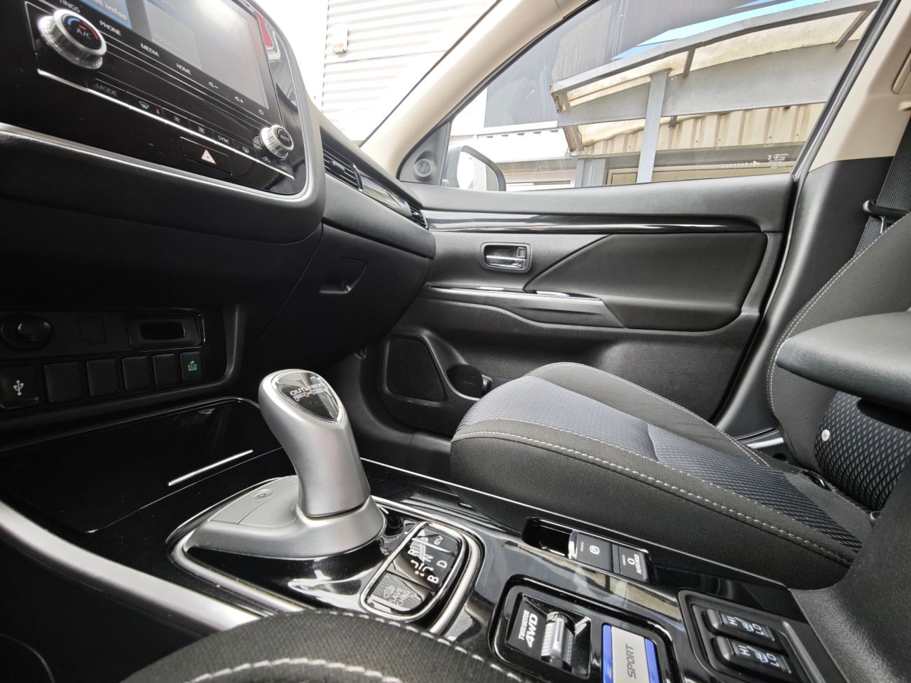 Mandataire MITSUBISHI OUTLANDER PHEV 2.4l PHEV Twin Motor 4WD Business