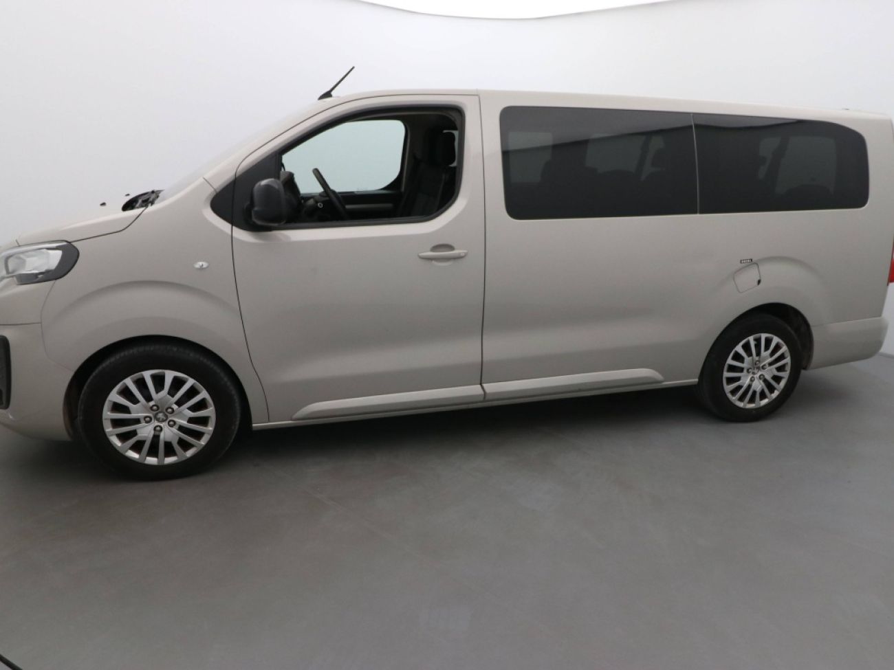 Mandataire PEUGEOT TRAVELLER 1.5 BLUEHDI 120CH S&S LONG BUSINESS 9 PLACES