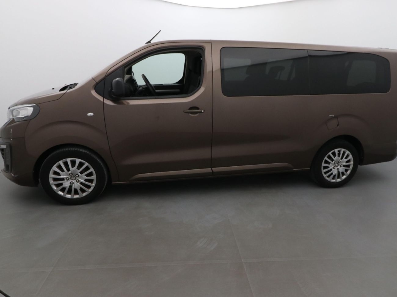 Mandataire PEUGEOT TRAVELLER 1.5 BLUEHDI 120CH S&S LONG BUSINESS 9 PLACES