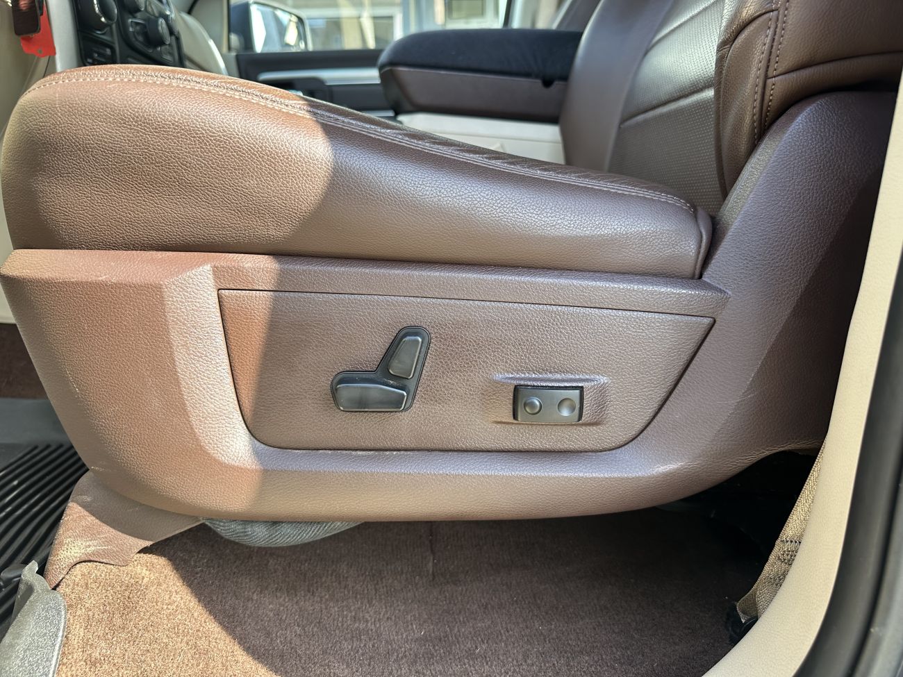 Mandataire DODGE RAM 1500 SLT DOUBLE CABINE 5.7 HEMI 395 BVA 4X4 4 PLACES PAS MALUS PAS ECOTAXE